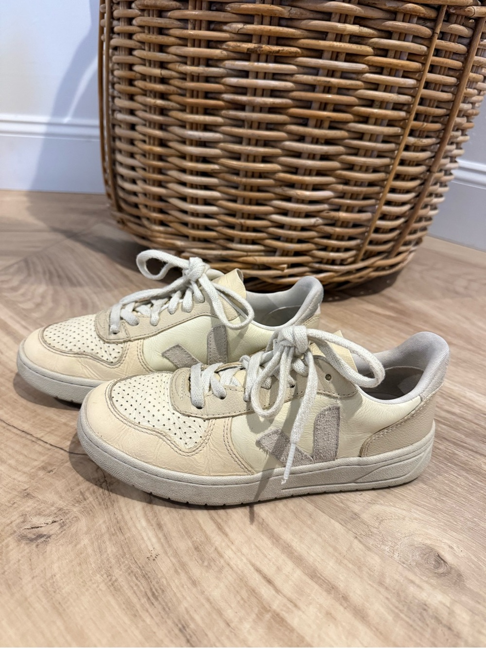 Veja V-10 size 6